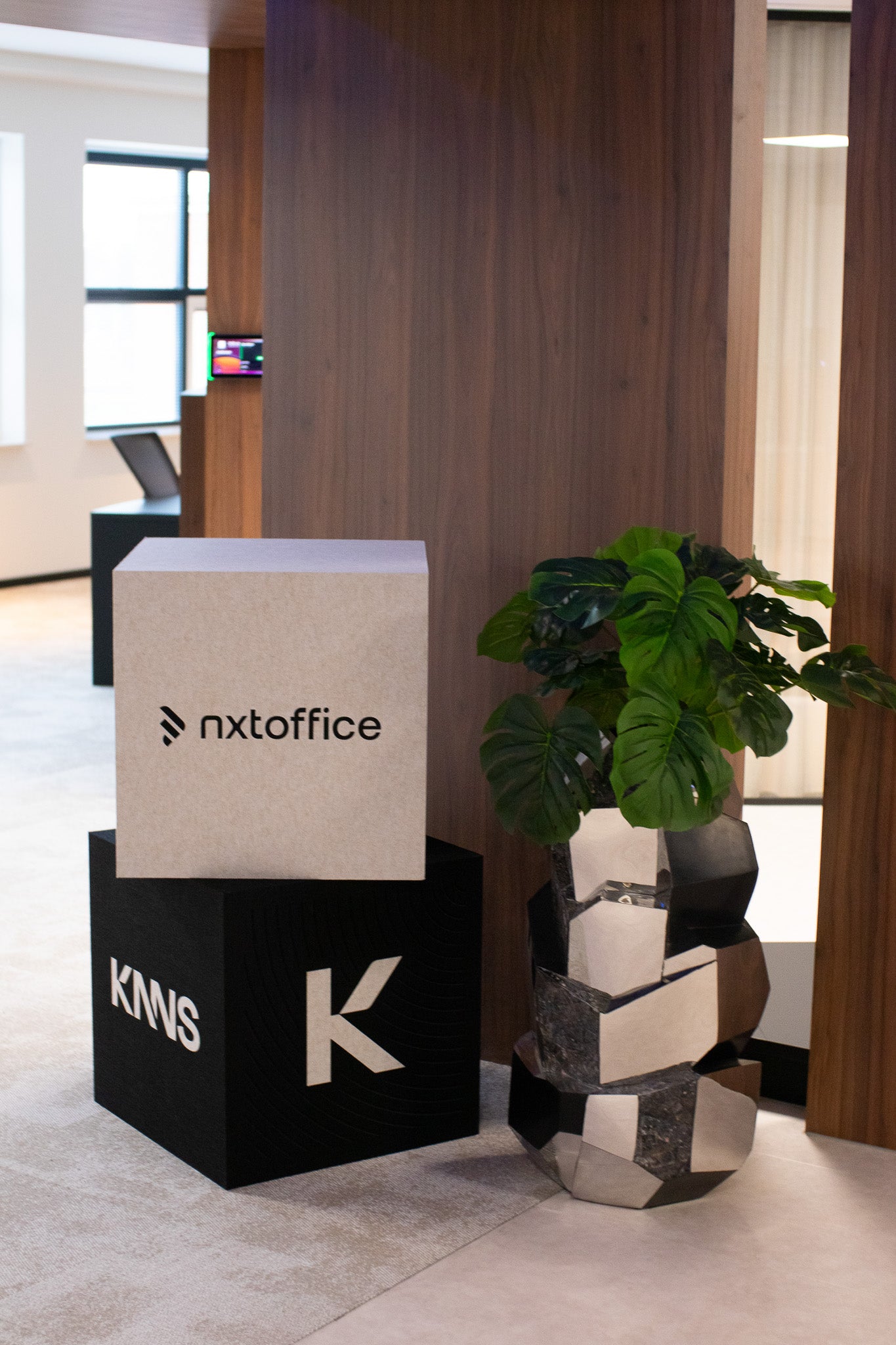Logo cube